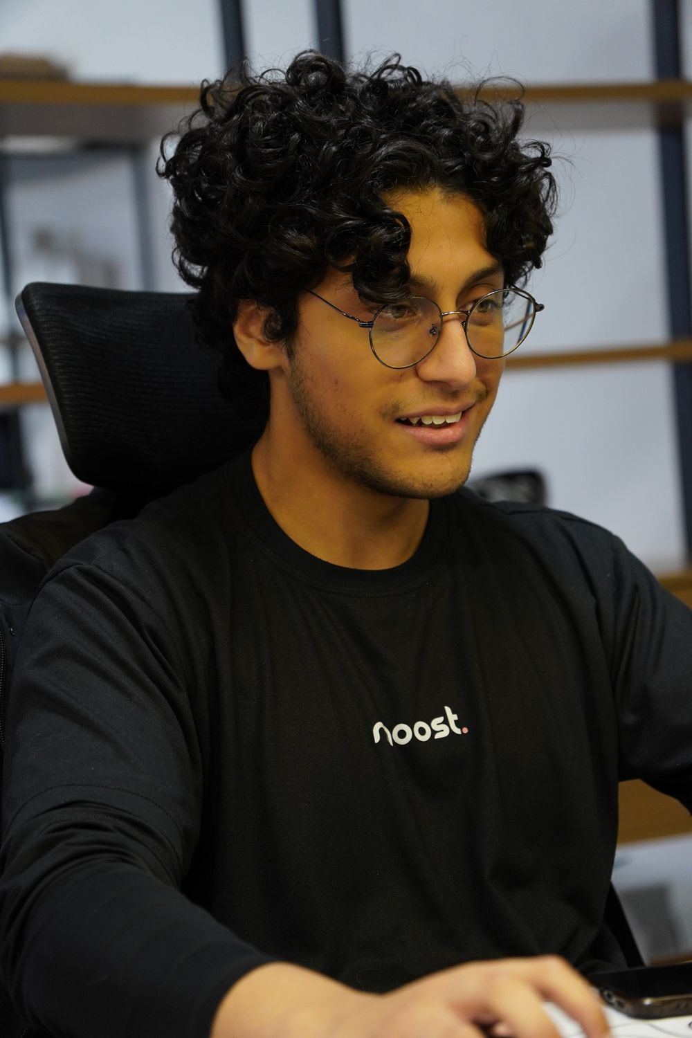Integrante da Moost trabalhando no estúdio